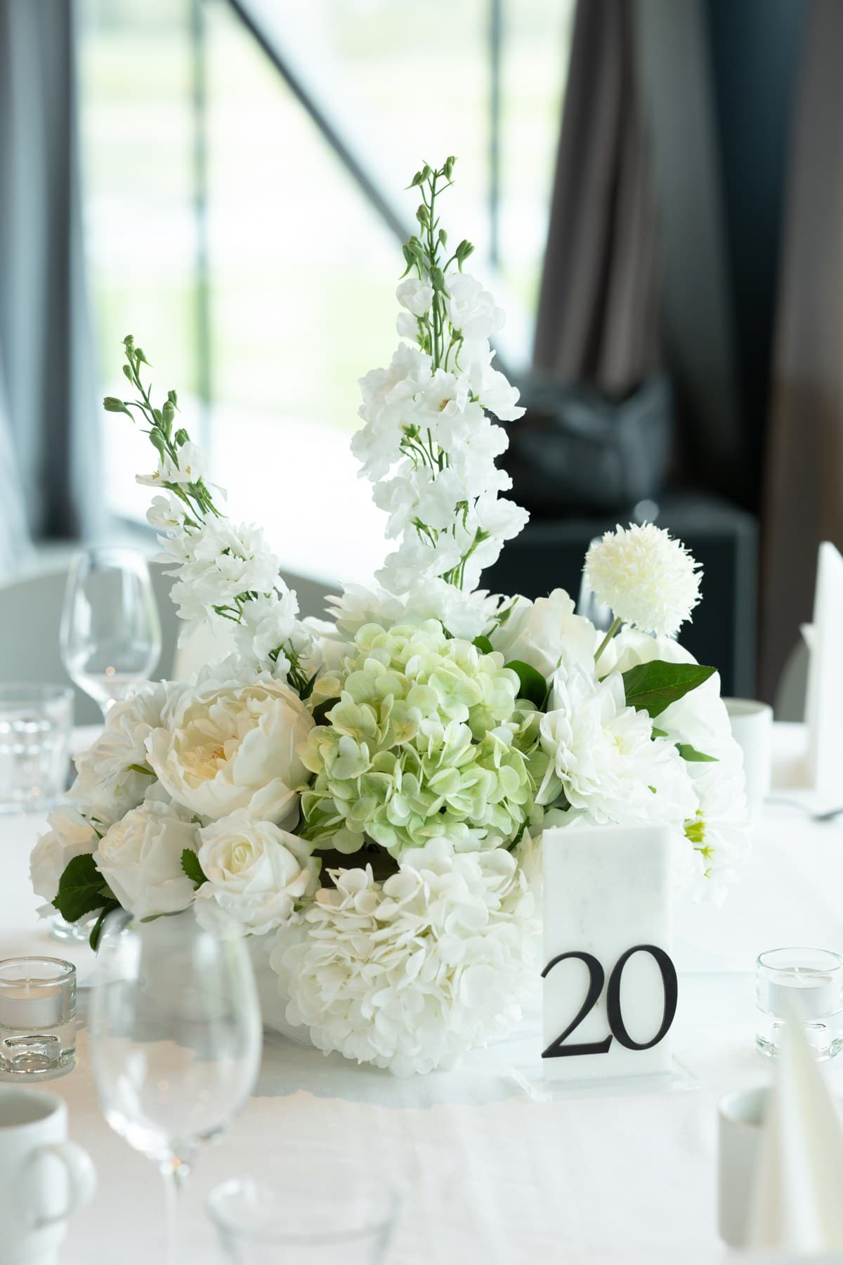 Blomsterdekor og bordnummer som inspirasjon til festbordet
