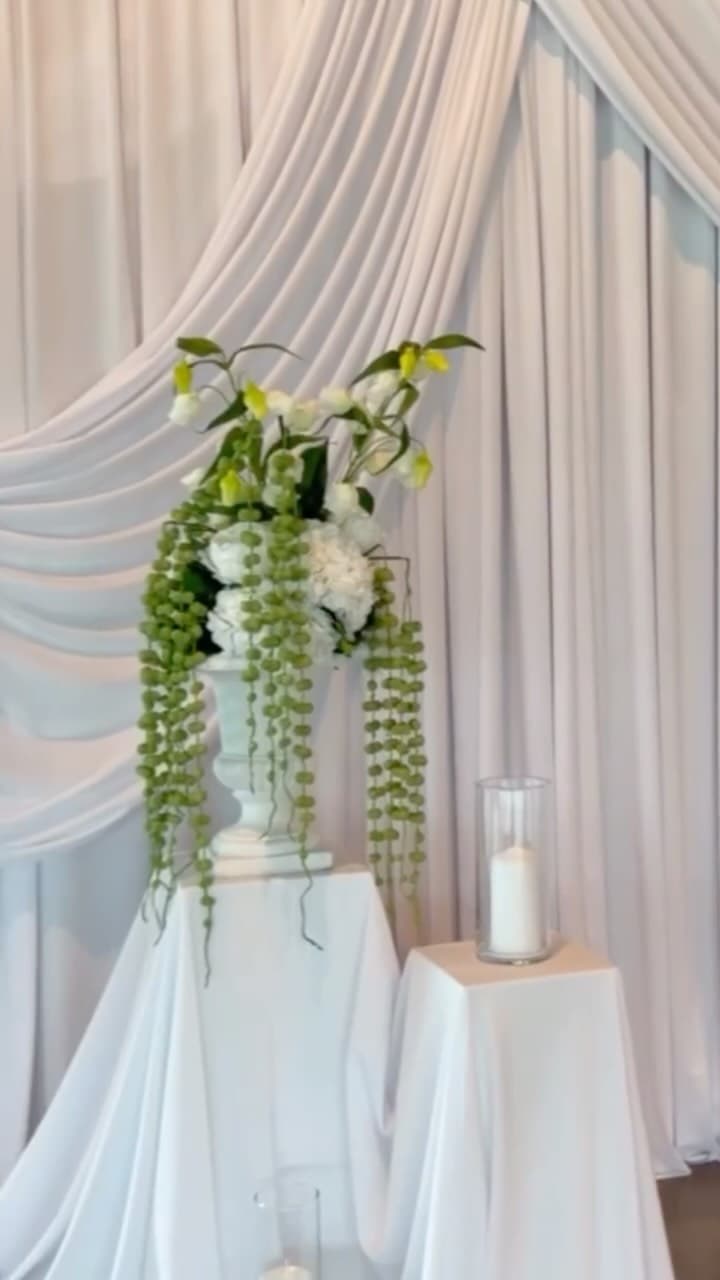Hvite draperinger og blomster i Maskinhuset på Solastranden