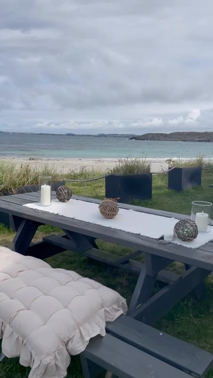 Pyntet festbord ved sjøen på Strandhuset